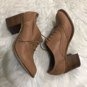 Lace up Oxford shoes